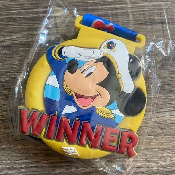 Disney cruise line medal featuring Mickey Mouse NWT - Picture 5 of 5